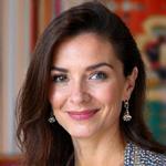 Portrait souriant de Manon Dubois, styliste conseil personnelle.