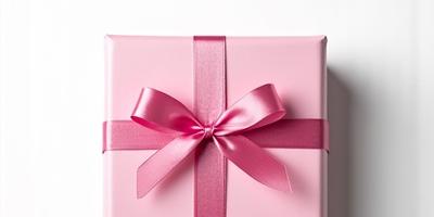 Visuels de l'emballage cadeau luxueux Brise Blanche, ruban de soie et carte personnalisée.