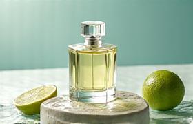 Flacon de parfum au bord de l'eau claire avec des agrumes pour Frais