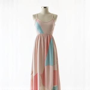 Robe mi-longue à motifs géométriques pastel, arrivée cette semaine.