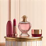 Illustration de produits de beauté et d'accessoires sur une étagère élégante, représentant la sélection personnalisée de Brise Blanche.